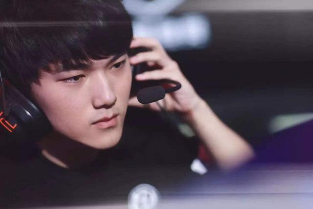 在晋级德玛西亚杯四分之一决赛后， EDward Gaming 上单选手 Zdz 发布了：离线加油