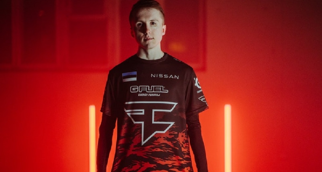 资讯主播躲车里瑟瑟发抖，以为是个菜鸟，结果出来瞬间清场