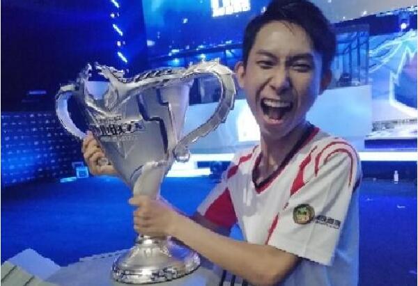 两年合同续约！ Bilibili Gaming 正式宣布： bin 将继续与我们合作至2026年